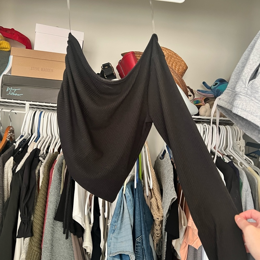 black one sided long sleeve crop top
